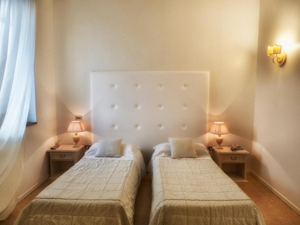 Hotel Europa Pallazzolo sullʼOglio Buitenkant foto