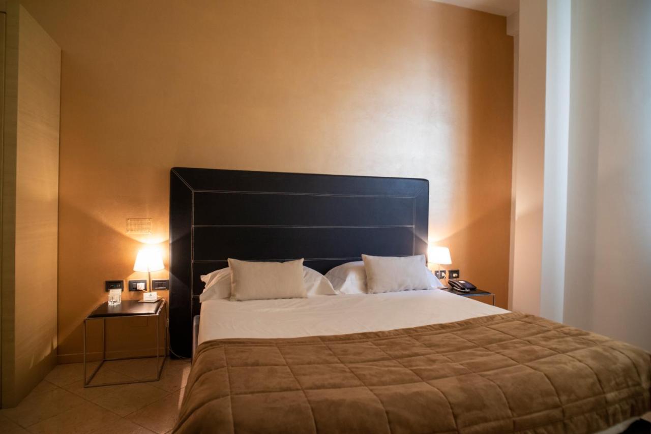Hotel Europa Pallazzolo sullʼOglio Buitenkant foto